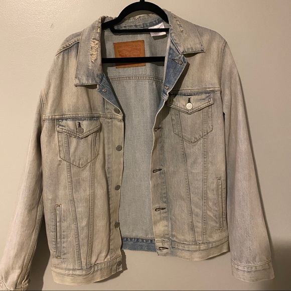 Levi’s denim jacket (light wash) - Picture 9 of 9